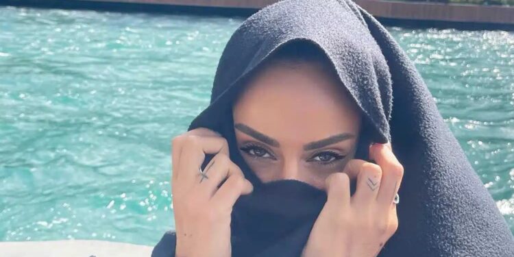 Alldaynews.gr Πασίγνωστη Ελληνίδα πήγε στην Κωνσταντινούπολη και φόρεσε μαντίλα