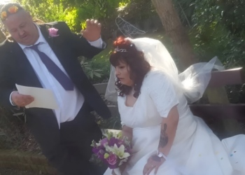 Έπιασε τον αδελφό του με τη σύζυγό του, ενώ η μητέρα του παρακολουθούσε