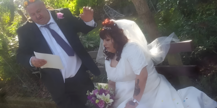 Alldaynews.gr Έπιασε τον αδελφό του με τη σύζυγό του, ενώ η μητέρα του παρακολουθούσε