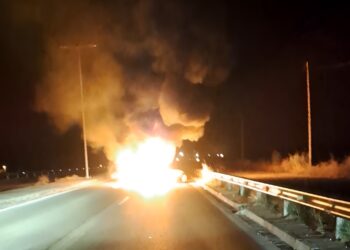 Φρικτός θάνατος νωρίς το πρωί: Άνδρας απανθρακώθηκε στο αυτοκίνητό του μετά από τροχαίο (video)