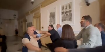 Πιάστηκαν στα χέρια αντιδήμαρχοι: «Ποιον είπες ηλίθιο, κοπρόσκυλο» (video)