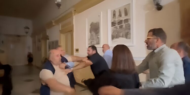 Πιάστηκαν στα χέρια αντιδήμαρχοι: «Ποιον είπες ηλίθιο, κοπρόσκυλο» (video)