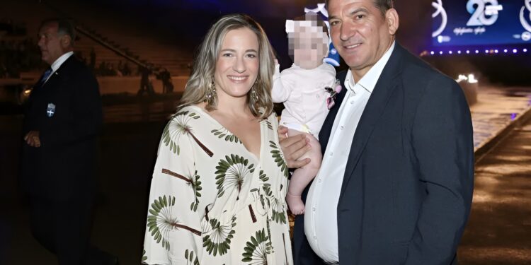 Alldaynews.gr Πύρρος Δήμας: Φωτογραφίζει την έξι μηνών κόρη του και μας κάνει να «λιώσουμε»