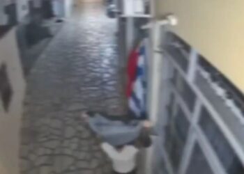 Τουρίστες κατέβασαν ελληνικές σημαίες από καταστήματα ανήμερα 28ης Οκτωβρίου