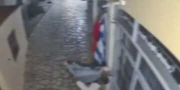 Alldaynews.gr Τουρίστες κατέβασαν ελληνικές σημαίες από καταστήματα ανήμερα 28ης Οκτωβρίου