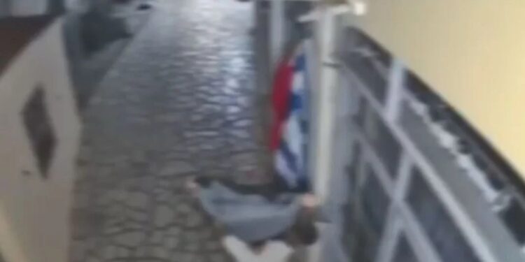 Alldaynews.gr Τουρίστες κατέβασαν ελληνικές σημαίες από καταστήματα ανήμερα 28ης Οκτωβρίου