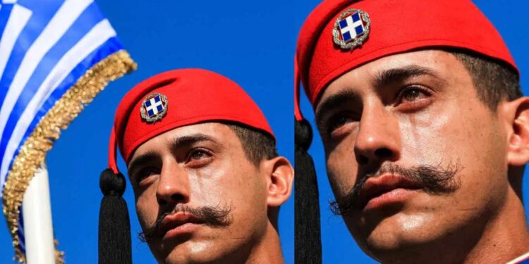 Alldaynews.gr «Ανατρίχιασε» η Θεσσαλονίκη: Η στιγμή που δακρύζει συγκινημένος εύζωνας στην στρατιωτική παρέλαση