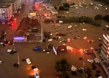 Βίντεο σοκ από τη Βαλένθια: Γέφυρα «εξαφανίζεται» – Χείμαρρος παρασύρει δεκάδες αμάξια