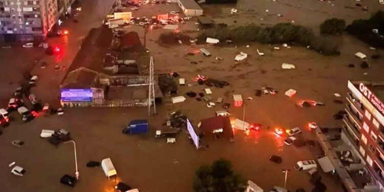 Βίντεο σοκ από τη Βαλένθια: Γέφυρα «εξαφανίζεται» – Χείμαρρος παρασύρει δεκάδες αμάξια