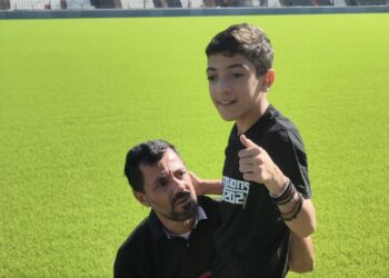 Η φωτογραφία της ημέρας: Ο μικρός Γιαννάκης έκανε τα πρώτα του βήματα στην Τούμπα! – «Επέστρεψα σπίτι μου…»