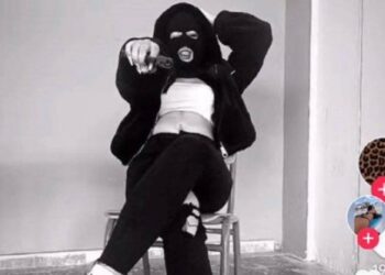 Alldaynews.gr Σοκαριστική εικόνα: H πρωταγωνίστρια στον ξυλοδαρμό της 14χρονης ποζάρει με όπλο μέσα στο σχολείο