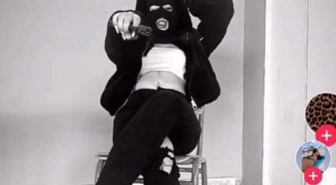 Alldaynews.gr Σοκαριστική εικόνα: H πρωταγωνίστρια στον ξυλοδαρμό της 14χρονης ποζάρει με όπλο μέσα στο σχολείο