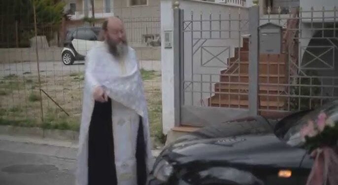 Alldaynews.gr Μεθυσμένος ιερέας γύρισε σπίτι χωρίς ράσο και σταυρό – Τον έδιωξε η παπαδιά
