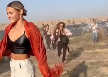 Alldaynews.gr Η κοπέλα με το κόκκινο σάλι που επέζησε από τη σφαγή της 7ης Οκτωβρίου παλεύει με τις τύψεις: «Αν είχα μια ευχή, θα τους έλεγα να φύγουν»