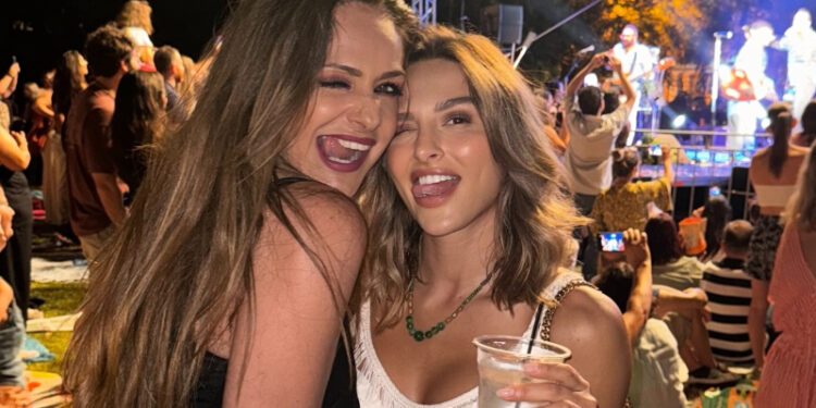 Alldaynews.gr Βίκυ Κουλιανού: Σαν αδερφές με τη Ναυσικά Παναγιωτακοπούλου και ας έχει τα διπλάσια χρόνια της