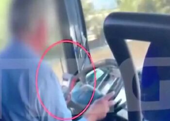 Οδηγός ΚΤΕΛ μιλάει στο κινητό και επισκευάζει μηχάνημα ενώ οδηγεί στην Εθνική – Βίντεο ντοκουμέντο