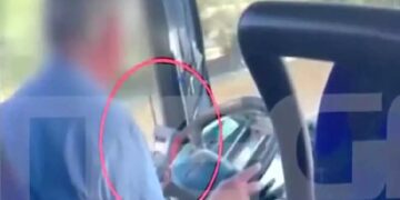 Alldaynews.gr Οδηγός ΚΤΕΛ μιλάει στο κινητό και επισκευάζει μηχάνημα ενώ οδηγεί στην Εθνική – Βίντεο ντοκουμέντο