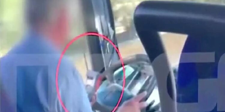 Alldaynews.gr Οδηγός ΚΤΕΛ μιλάει στο κινητό και επισκευάζει μηχάνημα ενώ οδηγεί στην Εθνική – Βίντεο ντοκουμέντο