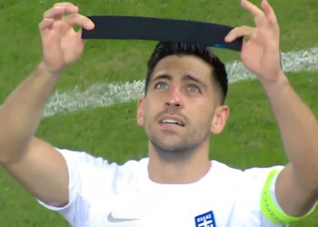 Εθνική Ελλάδος: Αφιέρωσε το γκολ στον Τζορτζ Μπάλντοκ ο Τάσος Μπακασέτας – Φίλησε το μαύρο περιβραχιόνιο και κοίταξε τον ουρανό