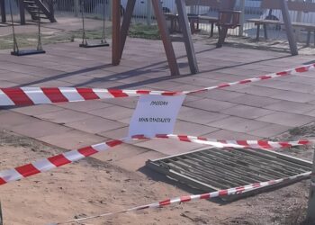 Πόρτα σε παιδική χαρά έπεσε σε παιδί 1,5 ετών: Με κάκωση στο νοσοκομείο