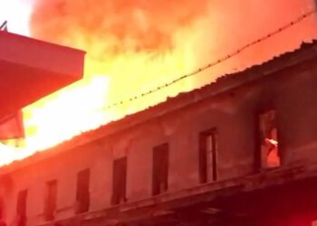 Μήνυμα του 112 για τη φωτιά στον Πειραιά: «Κλείστε πόρτες και παράθυρα για τον καπνό»