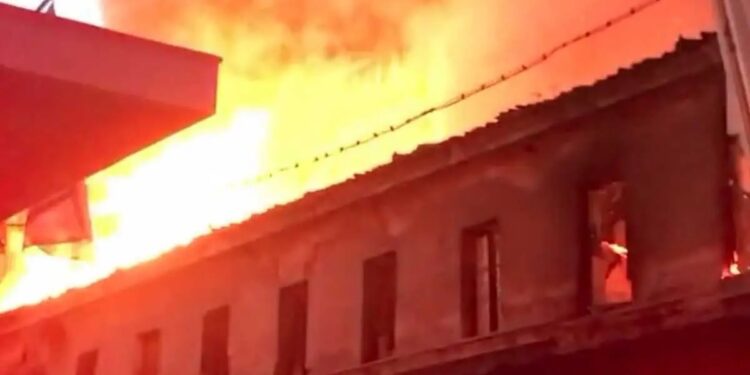 Alldaynews.gr Μήνυμα του 112 για τη φωτιά στον Πειραιά: «Κλείστε πόρτες και παράθυρα για τον καπνό»