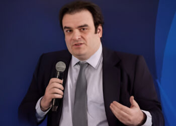 Πιερρακάκης: «Η εφαρμογή του μέτρου είναι θεαματικά καλή» – Πάνω από 6.000 αποβολές σε μαθητές για κινητά