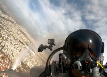 «Χρωστάμε σε όσους ήρθαν, πέρασαν, θα έρθουν, θα περάσουν» – Το συγκινητικό μήνυμα του πιλότου της ομάδας «Ζευς» στην παρέλαση της 28ης Οκτωβρίου στη Θεσσαλονίκη