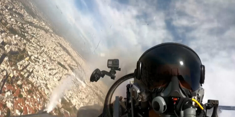 Alldaynews.gr «Χρωστάμε σε όσους ήρθαν, πέρασαν, θα έρθουν, θα περάσουν» – Το συγκινητικό μήνυμα του πιλότου της ομάδας «Ζευς» στην παρέλαση της 28ης Οκτωβρίου στη Θεσσαλονίκη