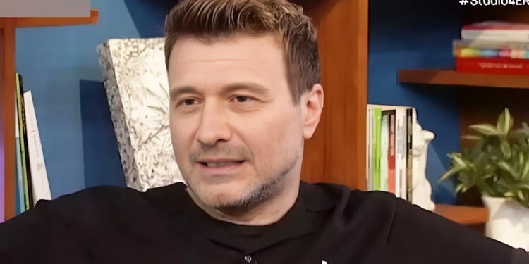 Alldaynews.gr Δεν άντεξε: Ο Γιάννης Πλούταρχος είναι ο τραγουδιστής που μήνυσε stalker για παρενόχληση (video)