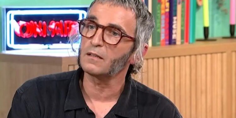 Alldaynews.gr Άρης Σερβετάλης: «Παλιά ήμουν με κόκκινα και μπλε μαλλιά κι ήμουν στο περιθώριο – Τώρα λέω Ορθοδοξία, Θεός, σχέση, και είμαι πάλι στο περιθώριο»