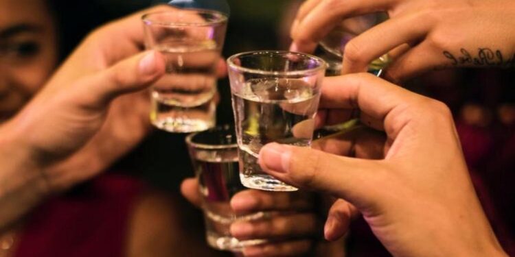 Alldaynews.gr Πέντε άτομα ήπιαν αντί για σφηνάκια απορρυπαντικό πλυντηρίου: Νοσηλεύονται στη ΜΕΘ – Συνελήφθη ο διευθυντής ξενοδοχείου