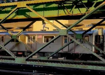 Νεκρή έφηβη και σε καταστολή η φίλη της καθώς έτρεχαν πάνω σε βαγόνια του τρένου