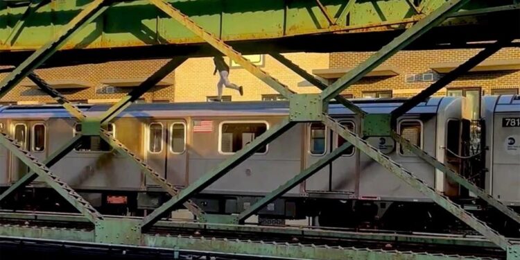 Alldaynews.gr Νεκρή έφηβη και σε καταστολή η φίλη της καθώς έτρεχαν πάνω σε βαγόνια του τρένου