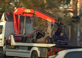 Αυτοκίνητο καρφώθηκε σε κολόνα στη Λεωφόρο Μαραθώνος και τυλίχθηκε στις φλόγες