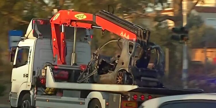 Alldaynews.gr Αυτοκίνητο καρφώθηκε σε κολόνα στη Λεωφόρο Μαραθώνος και τυλίχθηκε στις φλόγες