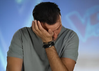 The Voice: Διαγωνιζόμενος “κατέρρευσε” πριν ανέβει στη σκηνή να τραγουδήσει
