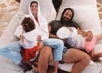 Χριστίνα Μπόμπα – Σάκης Τανιμανίδης: Στο νοσοκομείο μία από τις δίδυμες κόρες τους