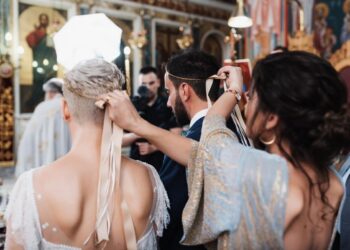 Alldaynews.gr Ιερέας διέκοψε τον γάμο για τα ρούχα της κουμπάρας: «Πήγαινε ντύσου κι έλα»