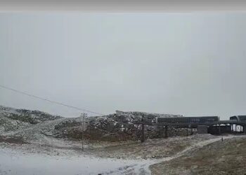 Άρχισε είδη να ασπρίζει ο τόπος – Χιονίζει αυτή τη στιγμή – Δείτε ζωντανή εικόνα