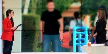 Alldaynews.gr Μαθητής «έσκασε» στο σχολείο με 15.000 ευρώ και τα μοίραζε σε συμμαθητές του – Έδωσε και 50€ σε καθηγητή (video)