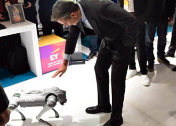 Η γνωριμία του Μητσοτάκη με σκύλο ρομπότ: «Αν το χαϊδέψω θα με δαγκώσει;» (video)