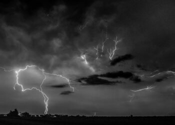 Αλλάζει βαθμιαία το σκηνικό του καιρού με καταιγίδες και πτώση της θερμοκρασίας: Ποιες περιοχές θα «χτυπήσουν» τα έντονα φαινόμενα