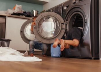 Σοκ Μπέιμπι σίτερ έβαλε τετράχρονο σε στεγνωτήριο ρούχων και το έβαλε σε λειτουργία