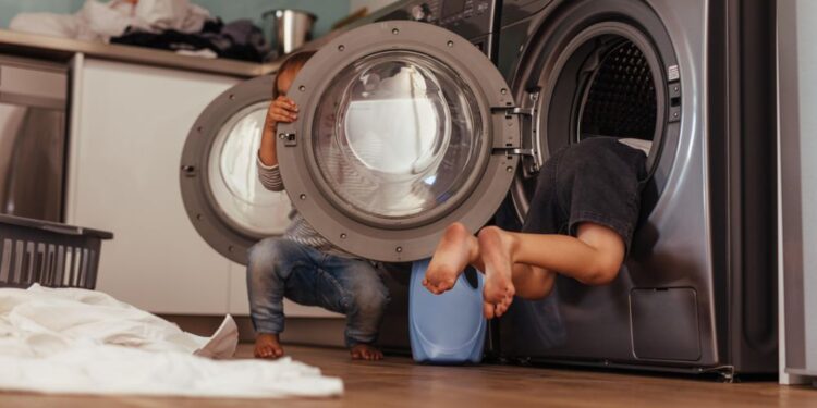 Alldaynews.gr Σοκ Μπέιμπι σίτερ έβαλε τετράχρονο σε στεγνωτήριο ρούχων και το έβαλε σε λειτουργία