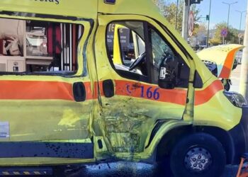 Ασθενοφόρο του ΕΚΑΒ παραβίασε το κόκκινο και συγκρούστηκε με μοτοσικλετιστή, ο οποίος κατέληξε