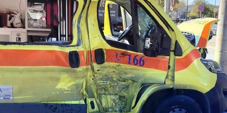 Alldaynews.gr Ασθενοφόρο του ΕΚΑΒ παραβίασε το κόκκινο και συγκρούστηκε με μοτοσικλετιστή, ο οποίος κατέληξε