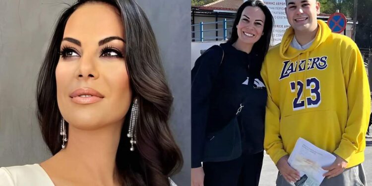 Alldaynews.gr Εύη Βατίδου: Ποζάρει με τον 22χρονο γιο της, Χρήστο έξω από το στρατόπεδο πριν παρουσιαστεί