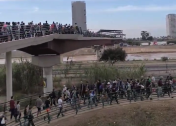 Κίνηση ανθρωπιάς στη Βαλένθια: Χιλιάδες εθελοντές περπατούν 5 και 6 χιλιόμετρα για να βοηθήσουν (video)