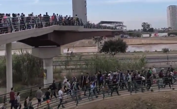 Alldaynews.gr Κίνηση ανθρωπιάς στη Βαλένθια: Χιλιάδες εθελοντές περπατούν 5 και 6 χιλιόμετρα για να βοηθήσουν (video)